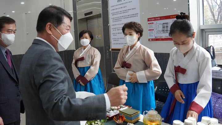 구리문화원, 제27기 문화학교 수료식과 작품발표회 가져 ... 다도체험